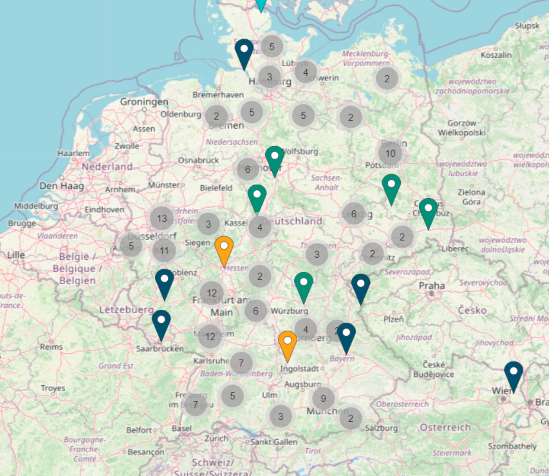 Eine Deutschlandkarte mit bunten Pins, die Wohnprojekte markieren.