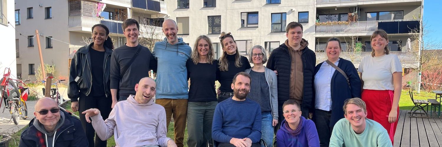 Vorstand, Team und Botschafter:innen von Wohnsinn auf einem Gruppenfoto