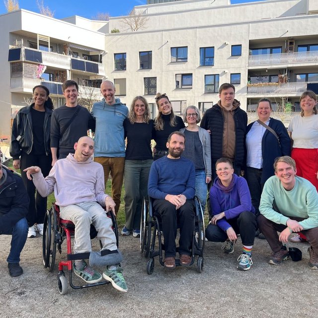 Vorstand, Team und Botschafter:innen von Wohnsinn auf einem Gruppenfoto