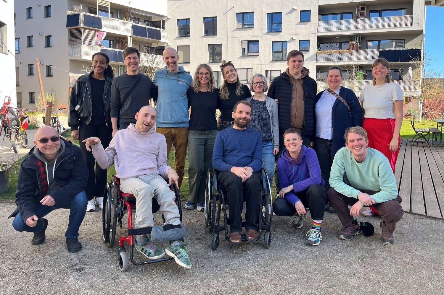 Vorstand, Team und Botschafter:innen von Wohnsinn auf einem Gruppenfoto