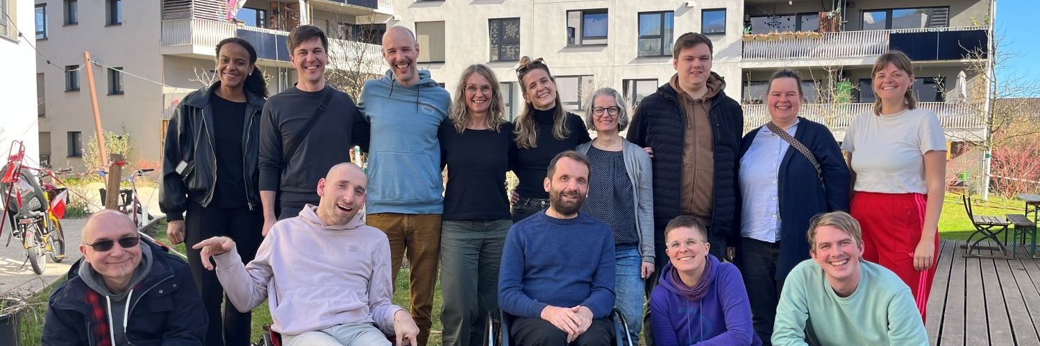 Vorstand, Team und Botschafter:innen von Wohnsinn auf einem Gruppenfoto