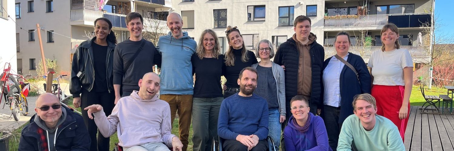 Vorstand, Team und Botschafter:innen von Wohnsinn auf einem Gruppenfoto