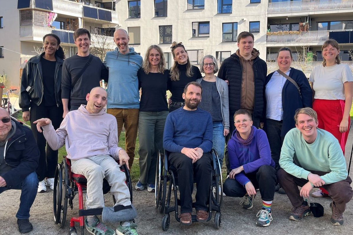 Vorstand, Team und Botschafter:innen von Wohnsinn auf einem Gruppenfoto